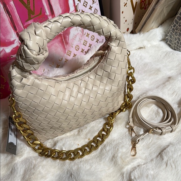 Elegant Cream Woven Handbag - Picture 10 of 10